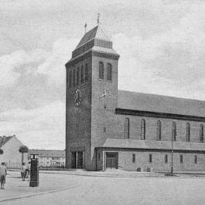 Kościół Świętej Rodziny we Wrocławiu - archiwalne zdjęcie od strony wejścia głównego