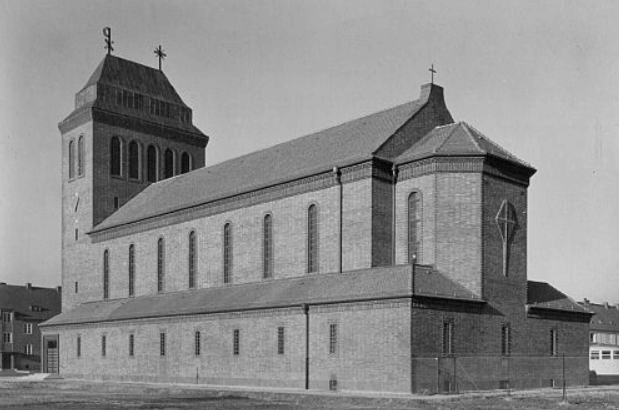 Kościół Świętej Rodziny we Wrocławiu - archiwalne zdjęcie, widok od tyłu
