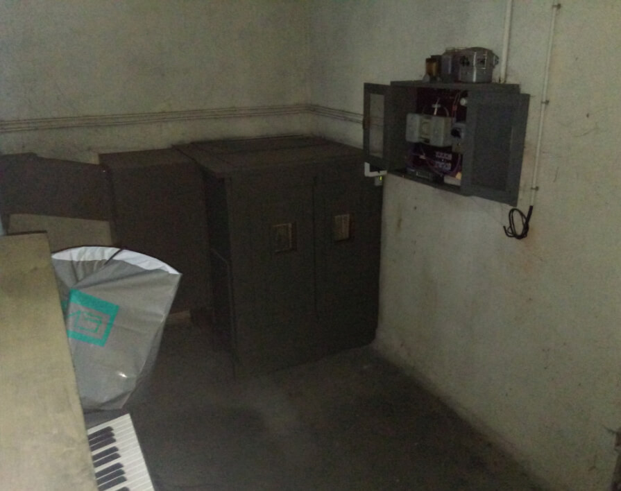 Wnętrze pomieszczenia przyległego do empory organowej, gdzie znajduje się dmuchawa i rozdzielnia elektryczna (poprzednia)